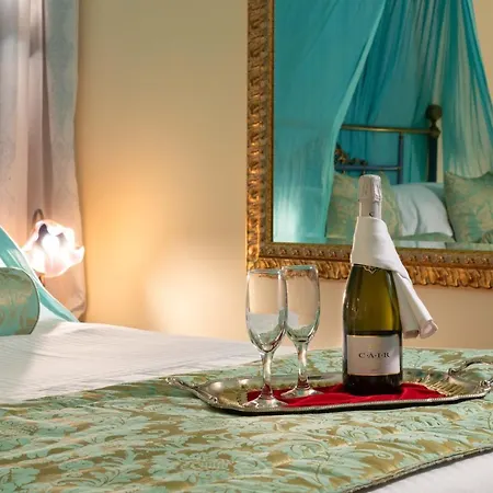 Nikos Takis Fashion Boutique Hotelli 4*