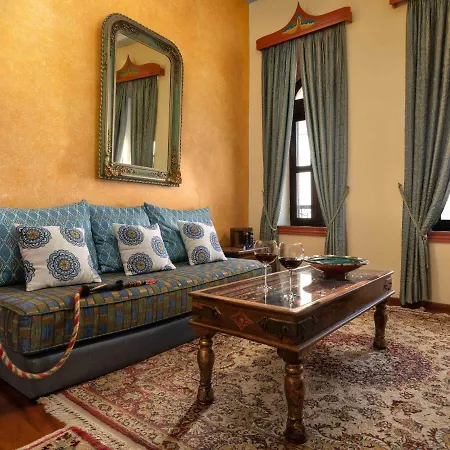 Nikos Takis Fashion Boutique Hotelli 4*