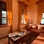 Nikos Takis Fashion Boutique Готель